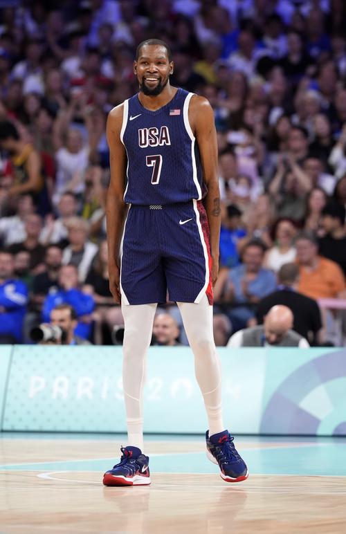 湖人队这赛季打关键球挺稳啊！（湖人本季关键时刻表现稳健）