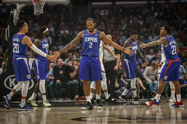 切尔西球迷在看台高唱：拉明-亚马尔，你就是一坨＊（切尔西球迷看台高唱不雅口号，嘲讽拉明-亚马尔）