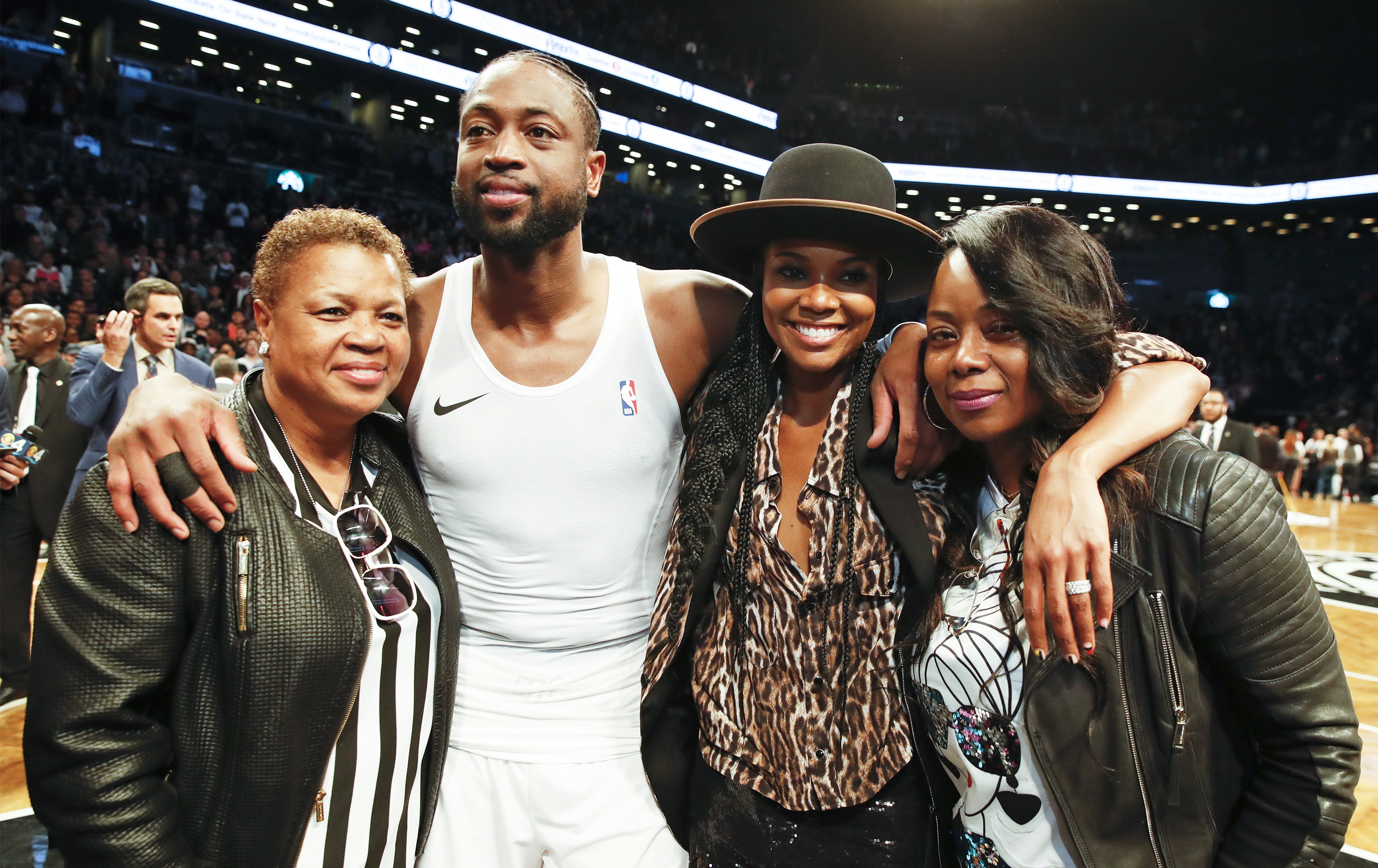 法兰克福球迷在诺坎普球场对巴萨支持者发动投掷袭击（诺坎普球场冲突：法兰克福球迷向巴萨支持者投掷物品）