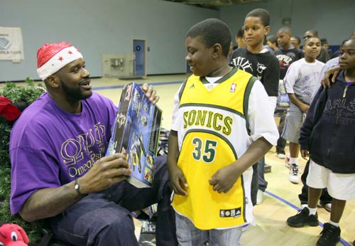 从手足无措到游刃有余，齐达内在公园学着踢毽子（齐达内在公园练踢毽子，从生疏到娴熟）